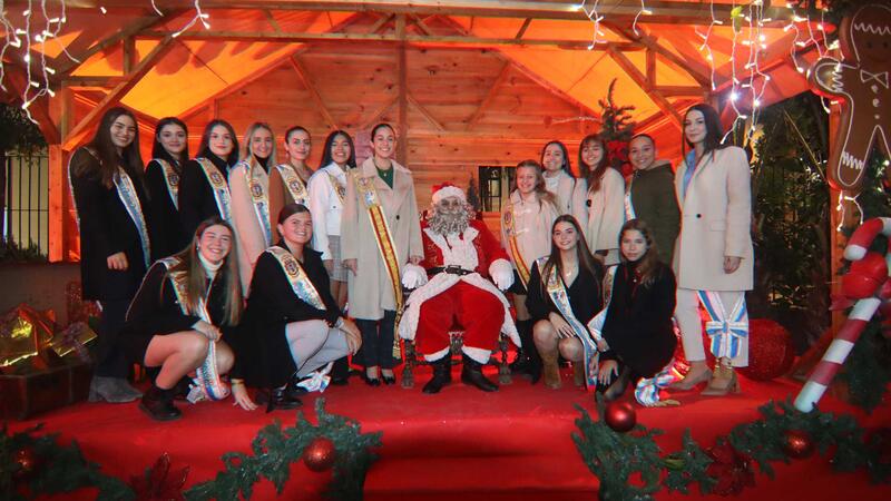 Benidorm  begins Christmas officially in a crowded Plaza de SS. MM. Los Reyes de España