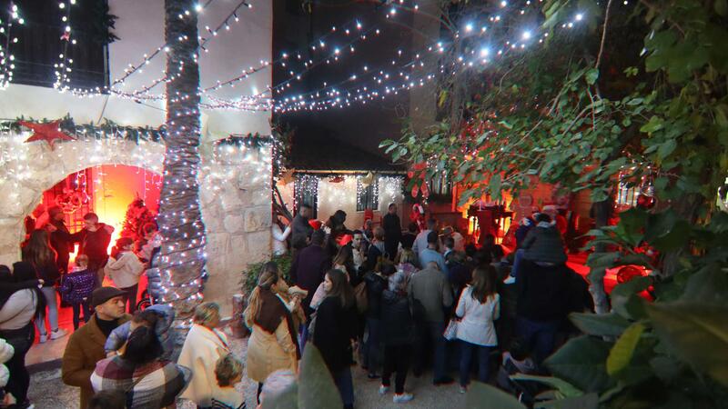 Benidorm  begins Christmas officially in a crowded Plaza de SS. MM. Los Reyes de España