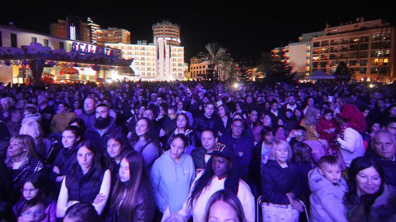 Benidorm  begins Christmas officially in a crowded Plaza de SS. MM. Los Reyes de España