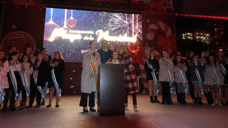 Benidorm  begins Christmas officially in a crowded Plaza de SS. MM. Los Reyes de España