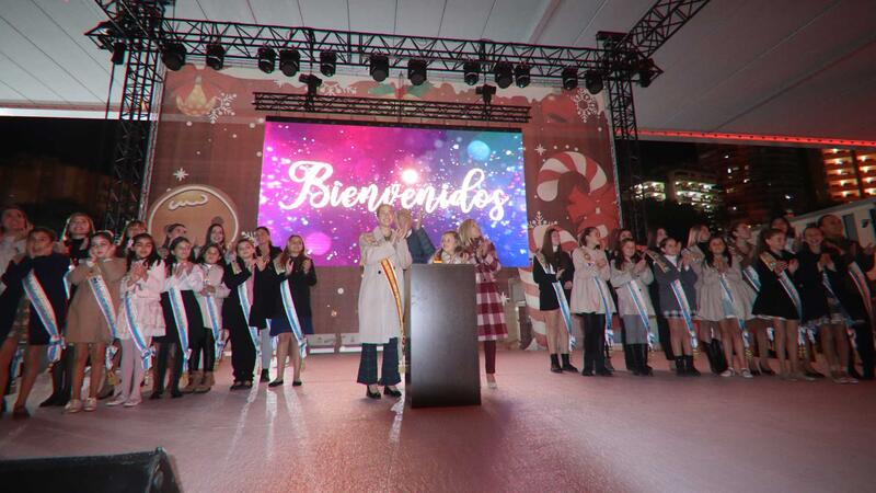 Benidorm  begins Christmas officially in a crowded Plaza de SS. MM. Los Reyes de España