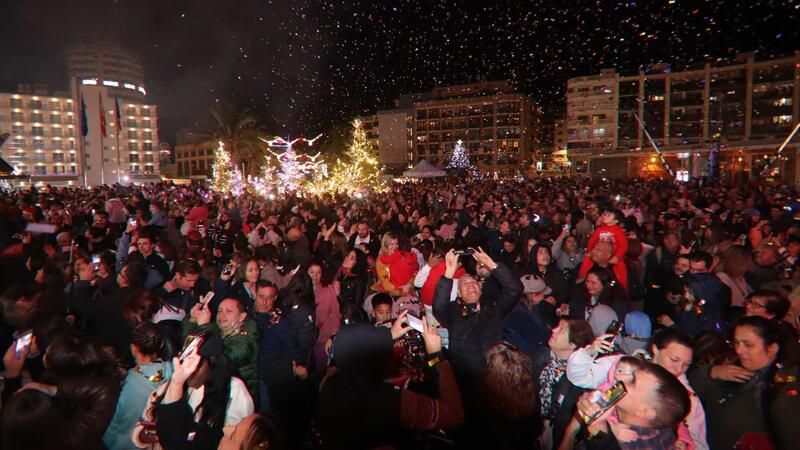 Benidorm  begins Christmas officially in a crowded Plaza de SS. MM. Los Reyes de España