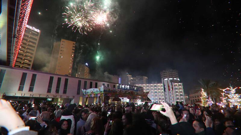 Benidorm  begins Christmas officially in a crowded Plaza de SS. MM. Los Reyes de España