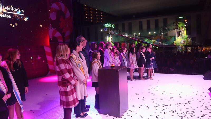 Benidorm  begins Christmas officially in a crowded Plaza de SS. MM. Los Reyes de España