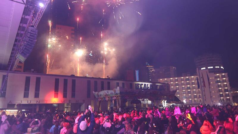 Benidorm  begins Christmas officially in a crowded Plaza de SS. MM. Los Reyes de España