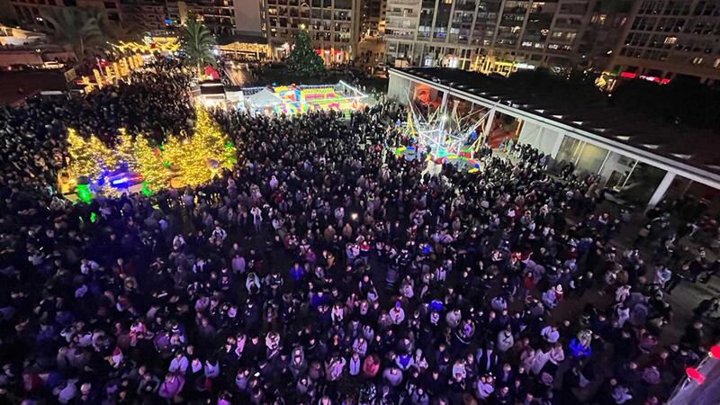 Benidorm  begins Christmas officially in a crowded Plaza de SS. MM. Los Reyes de España