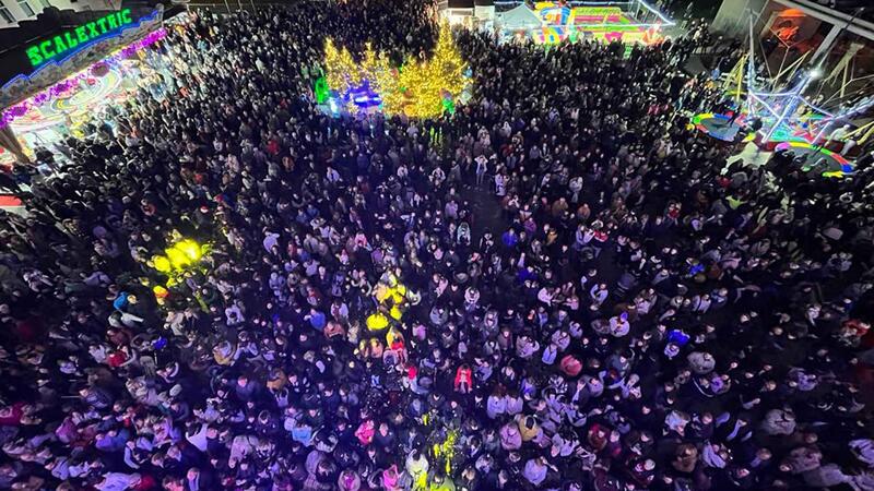Benidorm  begins Christmas officially in a crowded Plaza de SS. MM. Los Reyes de España