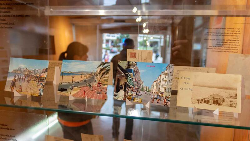 La biblioteca de Benidorm recuerda los 150 años de la primera postal española