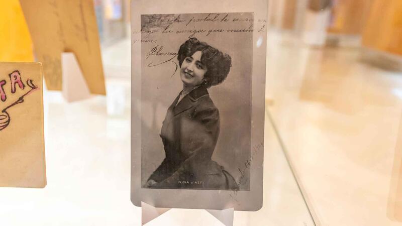 La biblioteca de Benidorm recuerda los 150 años de la primera postal española