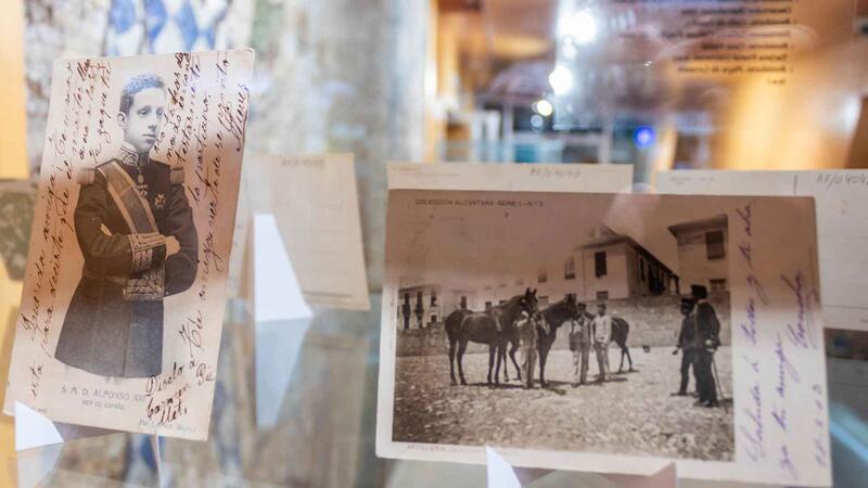 La biblioteca de Benidorm recuerda los 150 años de la primera postal española