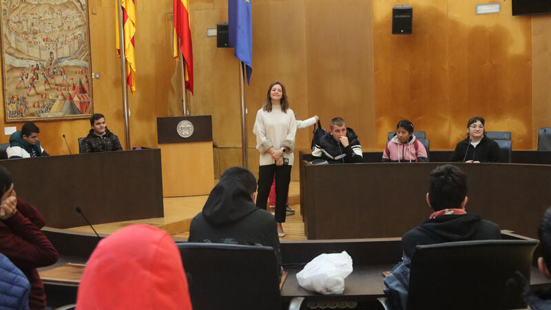Inclusive education students from IES Beatriu Fajardo visit the Benidorm City Hall