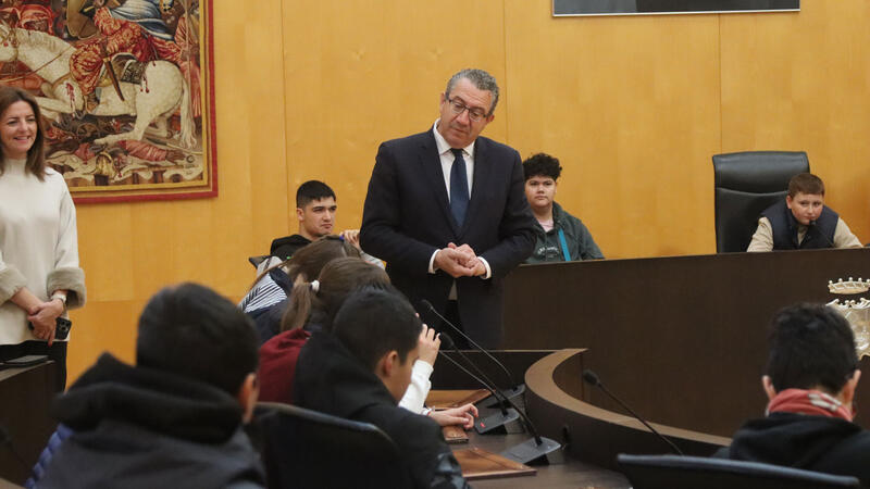 Inclusive education students from IES Beatriu Fajardo visit the Benidorm City Hall