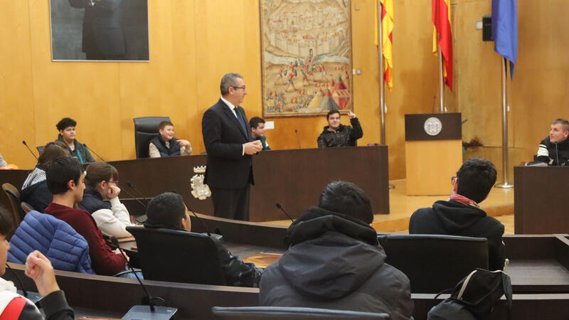 Inclusive education students from IES Beatriu Fajardo visit the Benidorm City Hall