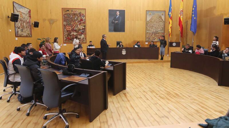 Inclusive education students from IES Beatriu Fajardo visit the Benidorm City Hall