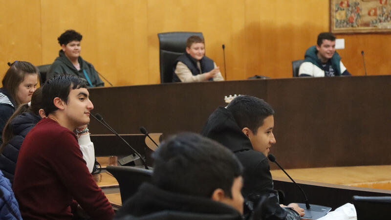 Inclusive education students from IES Beatriu Fajardo visit the Benidorm City Hall