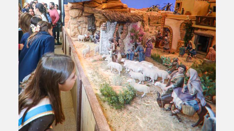 Benidorm suma un nou atractiu a la plaça de Nadal amb la inauguració del Betlem Municipal