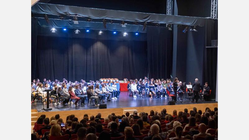 Benidorm premia el rendimiento académico de 84 estudiantes de Primaria y Secundaria