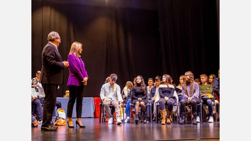 Toni Pérez y Maite Moreno junto a los cuatro premios extraordinarios al Rendimiento Académico de Educación Secundaria  Obligatoria.