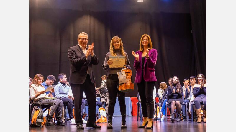 Benidorm premia el rendimiento académico de 84 estudiantes de Primaria y Secundaria