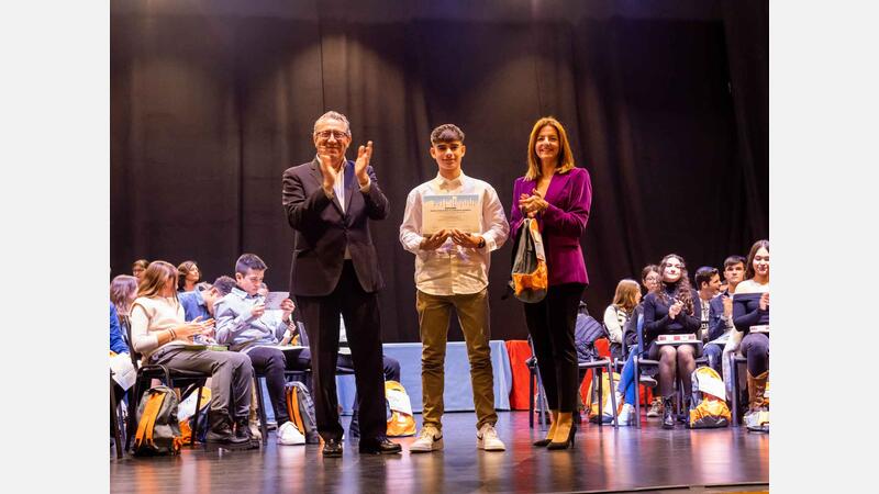 Benidorm premia el rendimiento académico de 84 estudiantes de Primaria y Secundaria