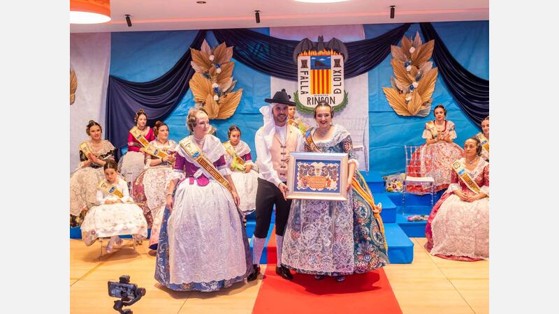 Olaya García y Ariadna Orgiles, máximas representantes de la Falla del Rincón de Loix de Benidorm