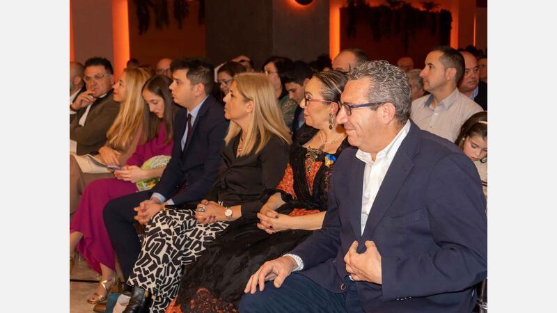 Olaya García y Ariadna Orgiles, máximas representantes de la Falla del Rincón de Loix de Benidorm