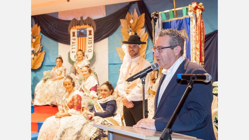 Olaya García y Ariadna Orgiles, máximas representantes de la Falla del Rincón de Loix de Benidorm