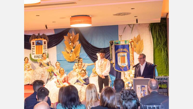 Olaya García y Ariadna Orgiles, máximas representantes de la Falla del Rincón de Loix de Benidorm
