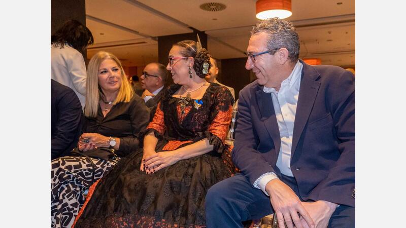 Olaya García y Ariadna Orgiles, máximas representantes de la Falla del Rincón de Loix de Benidorm