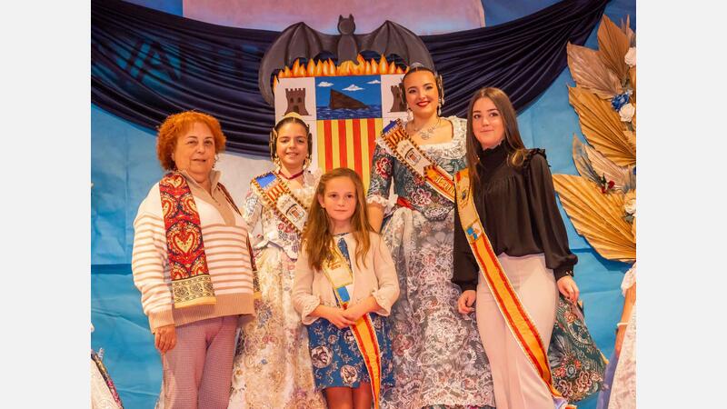 Olaya García y Ariadna Orgiles, máximas representantes de la Falla del Rincón de Loix de Benidorm