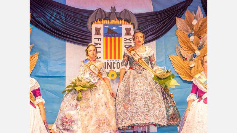 Olaya García y Ariadna Orgiles, máximas representantes de la Falla del Rincón de Loix de Benidorm
