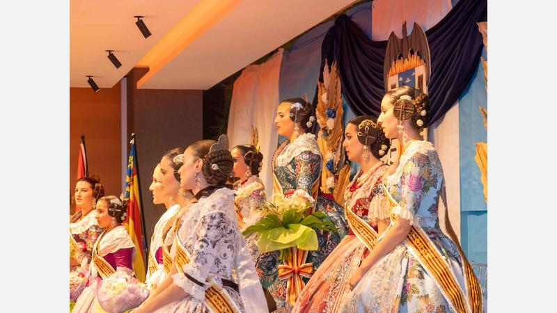 Olaya García y Ariadna Orgiles, máximas representantes de la Falla del Rincón de Loix de Benidorm