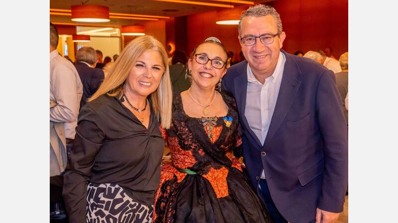 Olaya García y Ariadna Orgiles, máximas representantes de la Falla del Rincón de Loix de Benidorm
