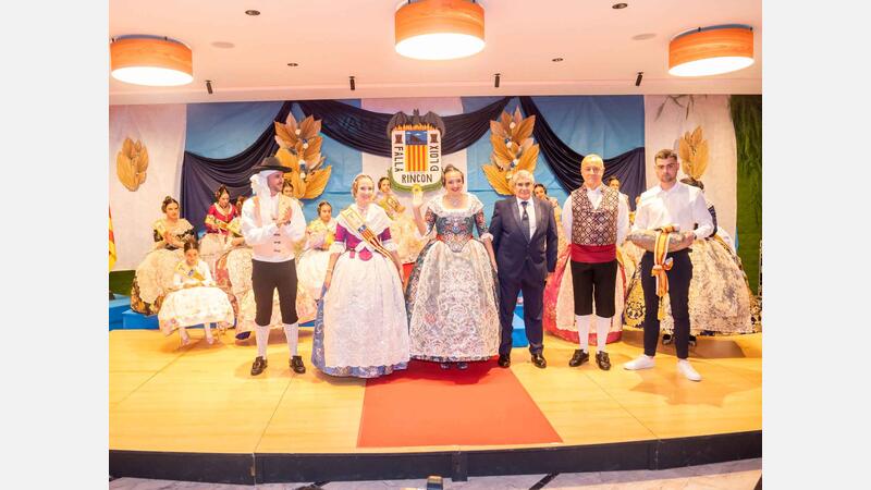 Olaya García y Ariadna Orgiles, máximas representantes de la Falla del Rincón de Loix de Benidorm