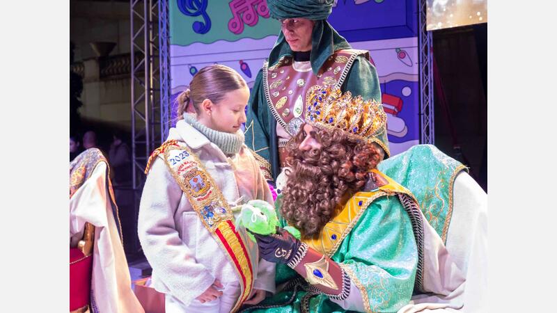 Milers de xiquets i xiquetes reben amb il·lusió als Reis Mags a Benidorm