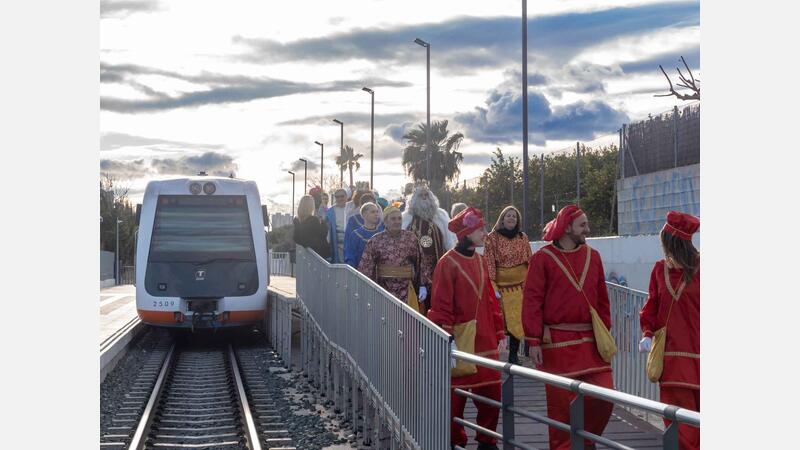 Milers de xiquets i xiquetes reben amb il·lusió als Reis Mags a Benidorm