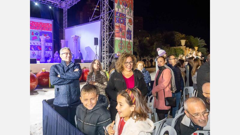 Milers de xiquets i xiquetes reben amb il·lusió als Reis Mags a Benidorm