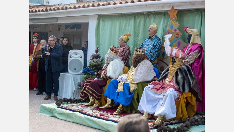 Milers de xiquets i xiquetes reben amb il·lusió als Reis Mags a Benidorm