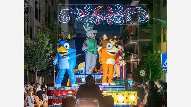Milers de xiquets i xiquetes reben amb il·lusió als Reis Mags a Benidorm