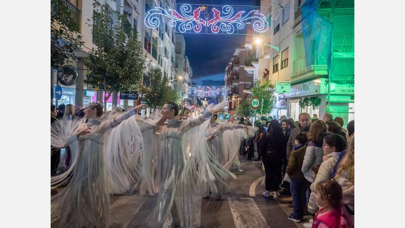 Milers de xiquets i xiquetes reben amb il·lusió als Reis Mags a Benidorm