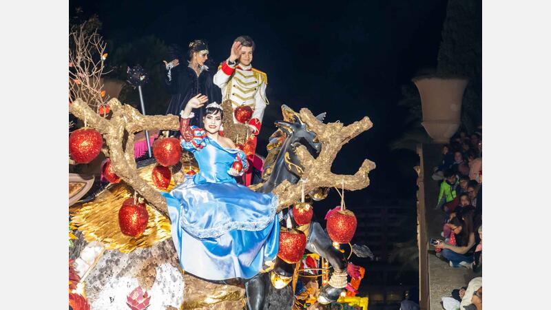Milers de xiquets i xiquetes reben amb il·lusió als Reis Mags a Benidorm