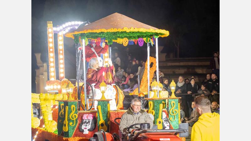 Milers de xiquets i xiquetes reben amb il·lusió als Reis Mags a Benidorm