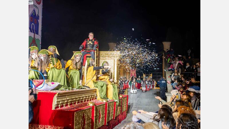 Milers de xiquets i xiquetes reben amb il·lusió als Reis Mags a Benidorm