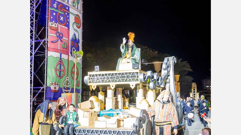 Milers de xiquets i xiquetes reben amb il·lusió als Reis Mags a Benidorm
