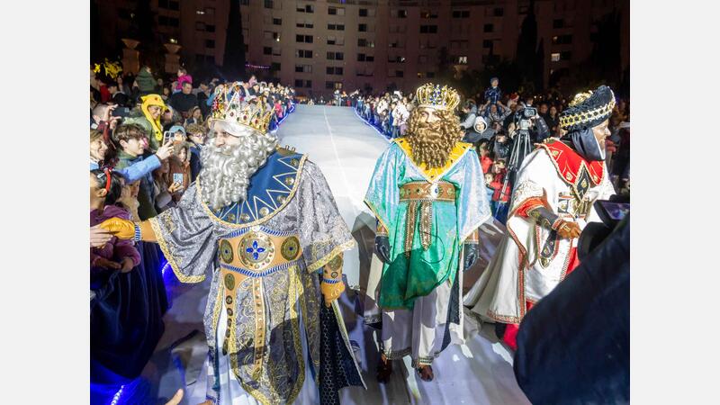 Milers de xiquets i xiquetes reben amb il·lusió als Reis Mags a Benidorm