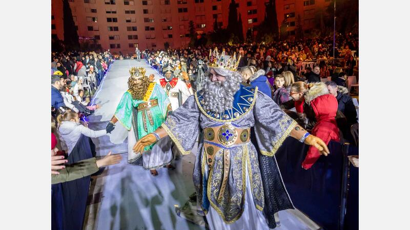 Milers de xiquets i xiquetes reben amb il·lusió als Reis Mags a Benidorm