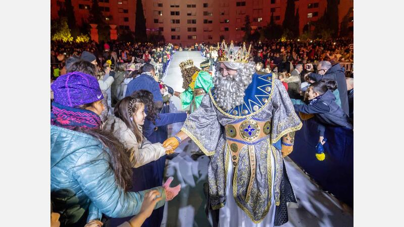 Milers de xiquets i xiquetes reben amb il·lusió als Reis Mags a Benidorm