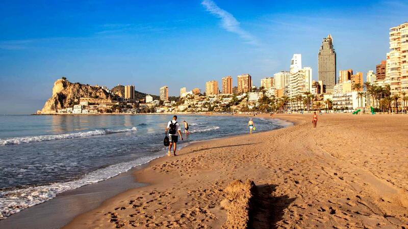 Los trabajos de limpieza en las playas de Benidorm arrojan un balance de 540 toneladas de residuos recogidos en 2023