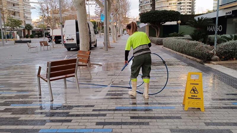 Limpieza Viaria inicia una campaña extraordinaria de retirada de chicles en las calles de Benidorm