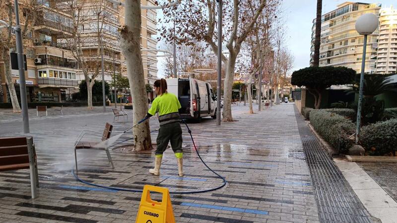 Limpieza Viaria inicia una campaña extraordinaria de retirada de chicles en las calles de Benidorm